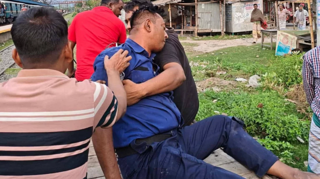 চলন্ত ট্রেন থেকে ছিটকে পড়ে গুরুতর আহত পুলিশ সদস্য